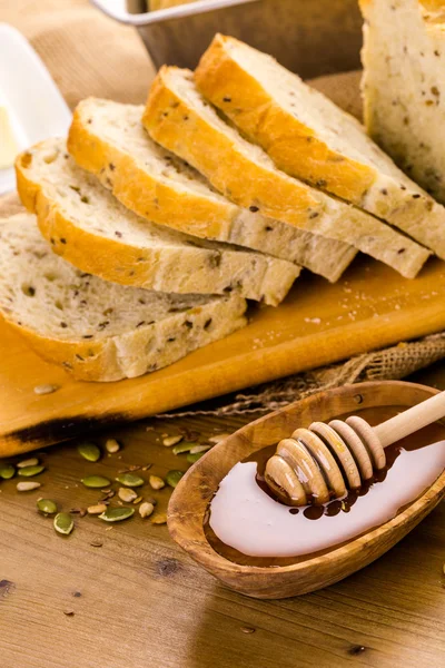 Pane seminato di pasta madre artigianale — Foto Stock