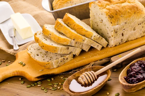 Pane seminato di pasta madre artigianale — Foto Stock