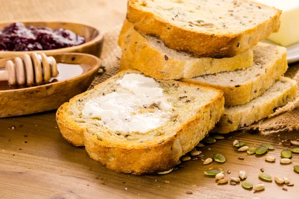 Pane seminato di pasta madre artigianale — Foto Stock