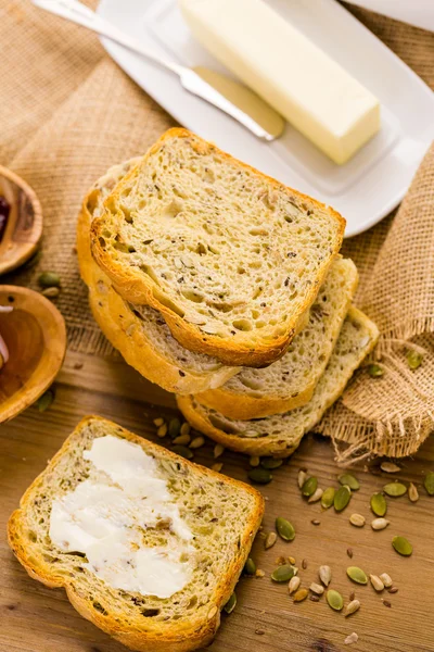 Řemeslník nasazený kváskový chléb — Stock fotografie