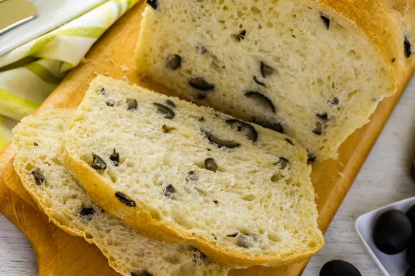 Handwerklich hergestelltes Sauerteig-Olivenbrot — Stockfoto