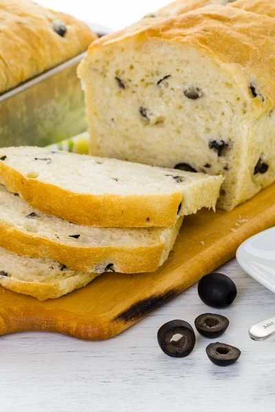 Handwerklich hergestelltes Sauerteig-Olivenbrot — Stockfoto