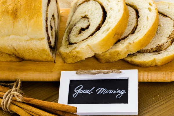 Artisan sourdough canela redemoinho pão — Fotografia de Stock