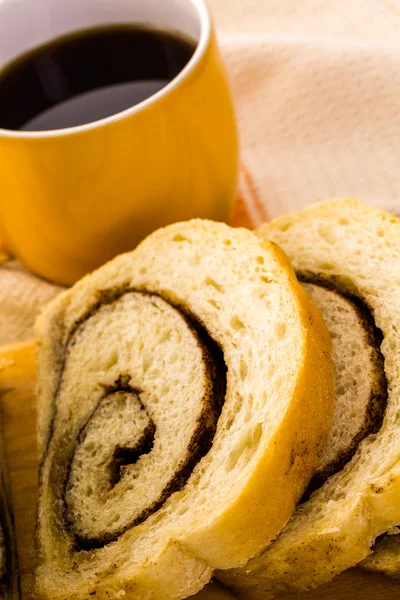 Handwerklich hergestellter Sauerteig Zimt Wirbelbrot — Stockfoto