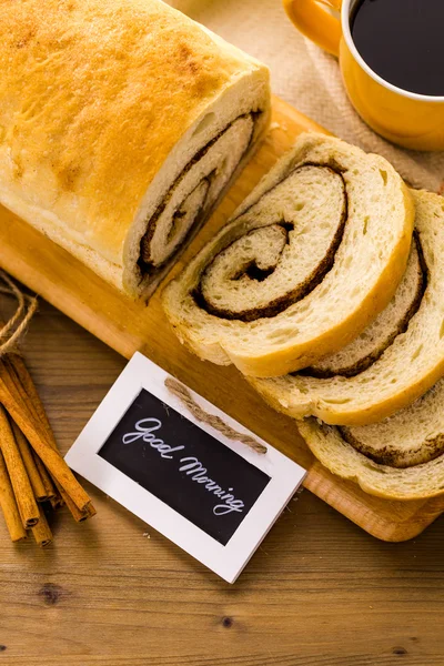 Artisan sourdough canela redemoinho pão — Fotografia de Stock