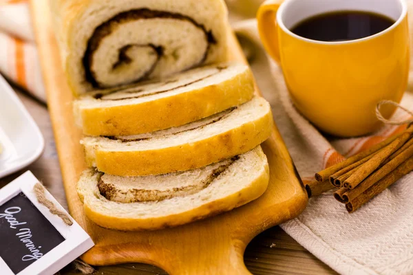 Handwerklich hergestellter Sauerteig Zimt Wirbelbrot — Stockfoto