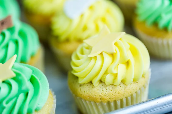 Verse veelkleurige cupcakes — Stockfoto