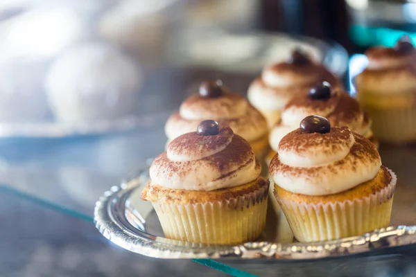 Tray with fresh cupcakes — Stock Photo, Image