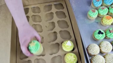 Çok renkli kek kutusuna koyarak Baker