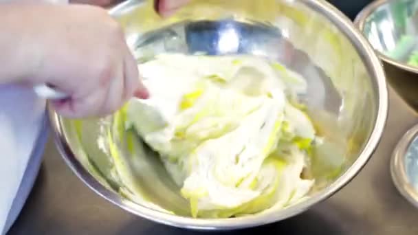 Пекарь делает крем для кексов — стоковое видео