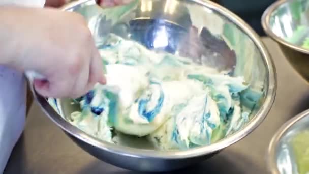 Baker haciendo crema para cupcakes — Vídeos de Stock