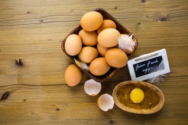 Taze çiftlik yumurtaları