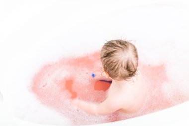 Şirin Bebek kız banyoda