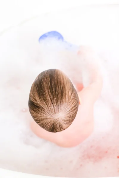 Schattige babymeisje dat een bad neemt — Stockfoto