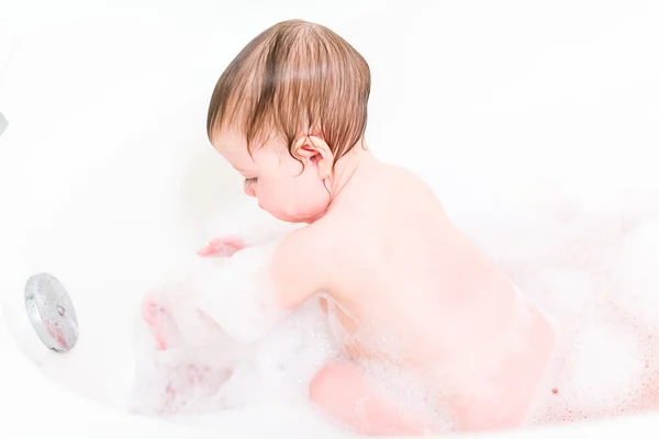Söt baby flicka tar ett bad — Stockfoto