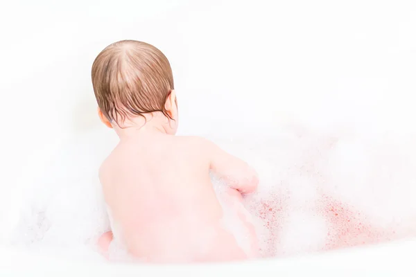 Bonito bebê menina tomando um banho — Fotografia de Stock