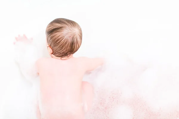 Mignonne bébé fille prendre un bain — Photo