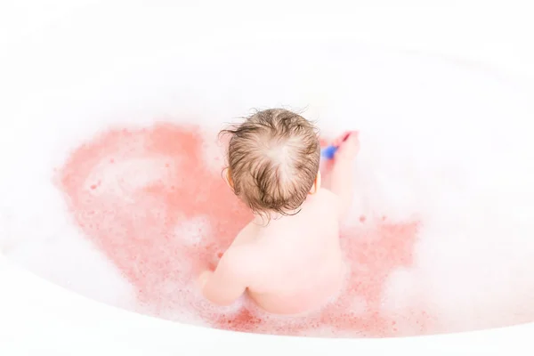 Mignonne bébé fille prendre un bain — Photo