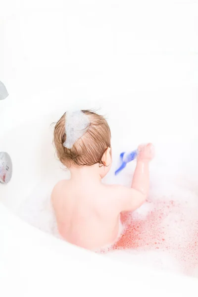 Carino bambina prendendo un bagno — Foto Stock