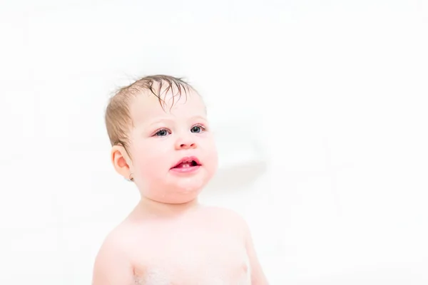 Linda niña tomando un baño — Foto de Stock