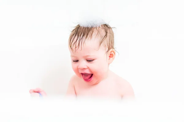 Schattige babymeisje dat een bad neemt — Stockfoto