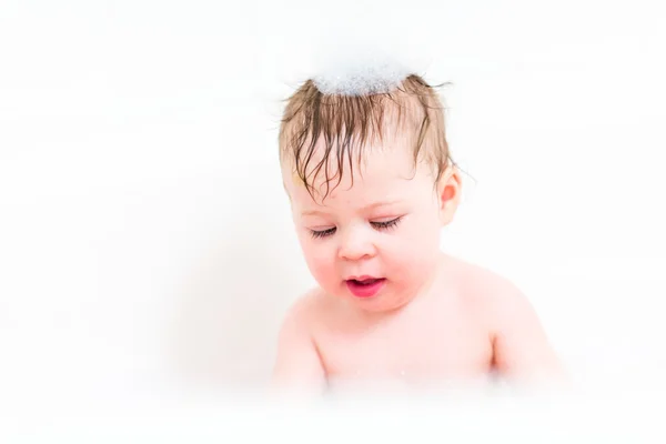 Mignonne bébé fille prendre un bain — Photo