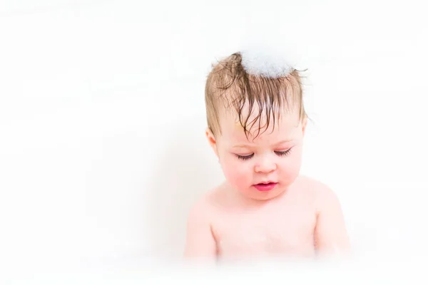 Mignonne bébé fille prendre un bain — Photo