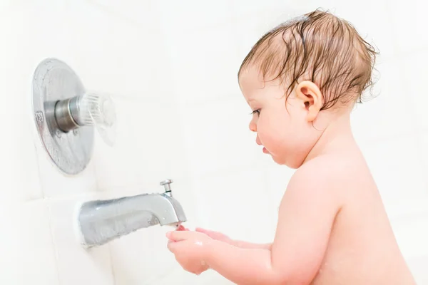 Mignonne bébé fille prendre un bain — Photo