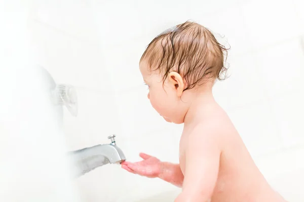 Mignonne bébé fille prendre un bain — Photo