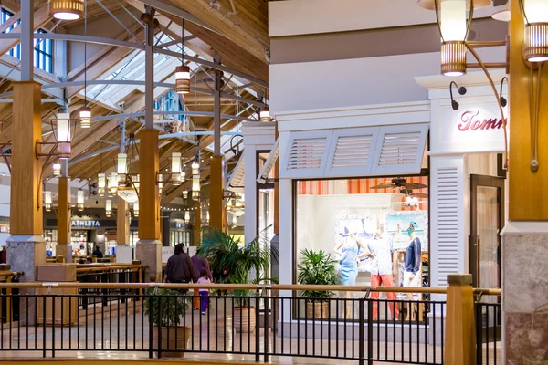 Indoor shopping mall in United States. — Stock Photo, Image