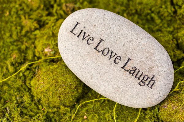 Ronde steen met woorden leven, liefde, lachen — Stockfoto