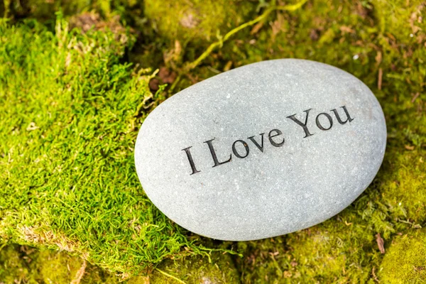 Pedra redonda com palavras Eu te amo — Fotografia de Stock