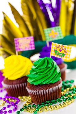 Parlak renkli buzlanma ile dekore kek