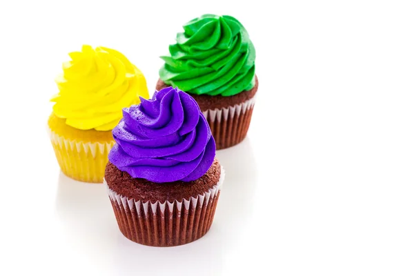 Cupcakes ingericht met heldere kleur suikerglazuur — Stockfoto