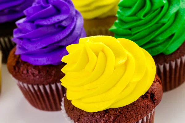 Cupcakes mit bunten Glasuren dekoriert — Stockfoto