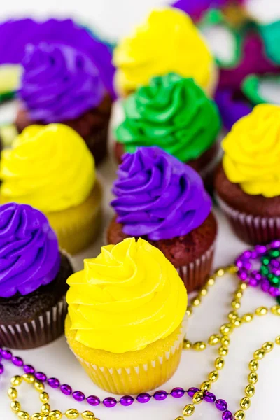 Cupcake met felle kleur slagroom — Stockfoto