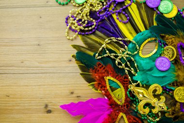 Mardi Gras süslemeleri masada