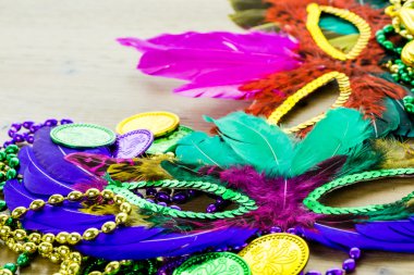 Mardi Gras süslemeleri masada