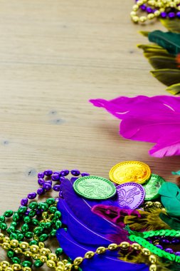Mardi Gras süslemeleri masada