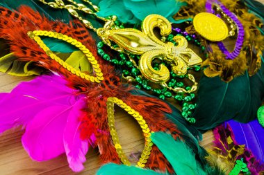 Mardi Gras süslemeleri masada