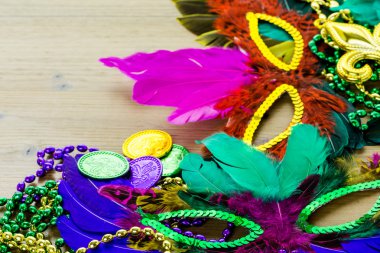 Mardi Gras süslemeleri masada