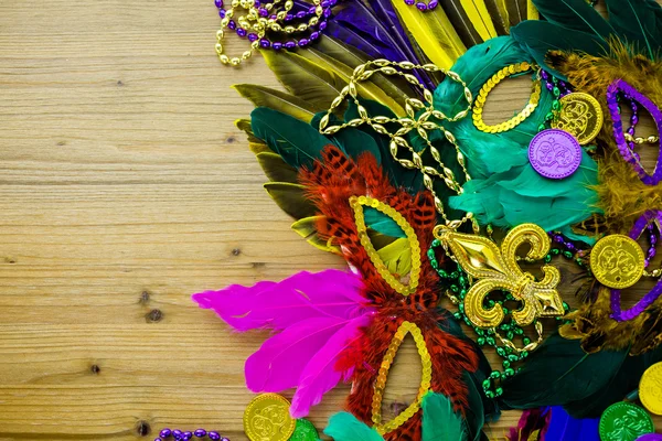 Decoraciones de Mardi Gras en la mesa — Foto de Stock