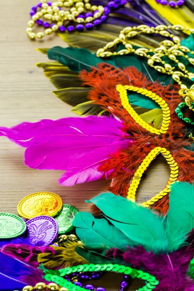 Decoraciones de Mardi Gras en la mesa — Foto de Stock