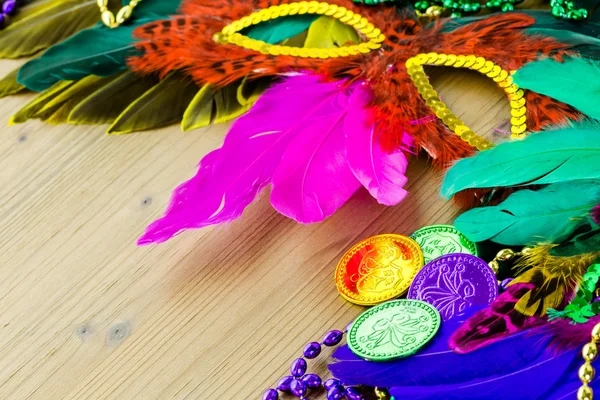 Mardi Gras süslemeleri masada — Stok fotoğraf
