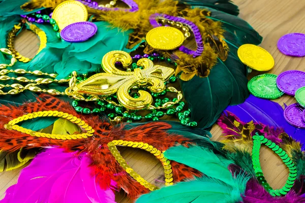 Mardi Gras süslemeleri masada