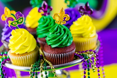 Mardi Gras için renkli buzlanma ile cupcakes
