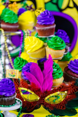 Mardi Gras için renkli buzlanma ile cupcakes