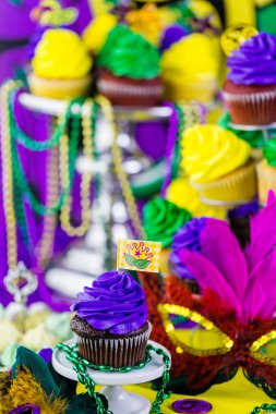 Mardi Gras için renkli buzlanma ile cupcakes