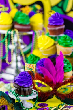 Mardi Gras için renkli buzlanma ile cupcakes