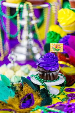 Mardi Gras için renkli buzlanma ile cupcakes